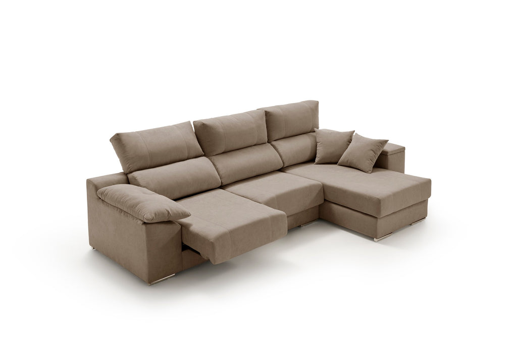 Chaise longue Corsa marrón sobre fondo blanco con el asiento extraíble abierto