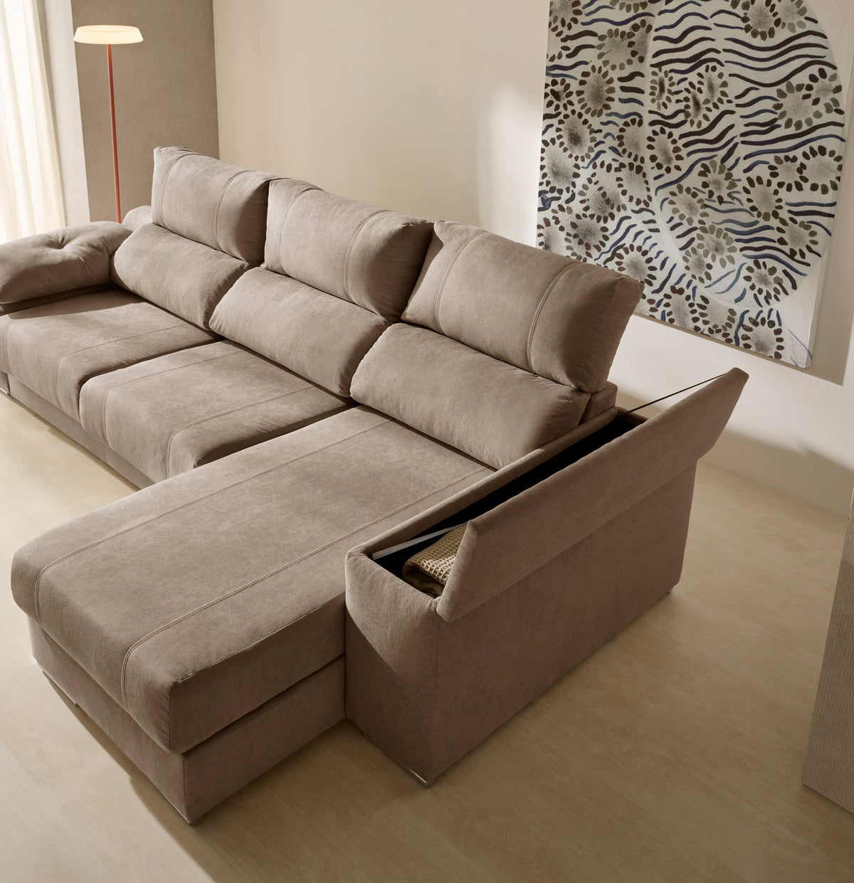 Chaise longue Corsa marrón con el arcón del chaise longue abierto