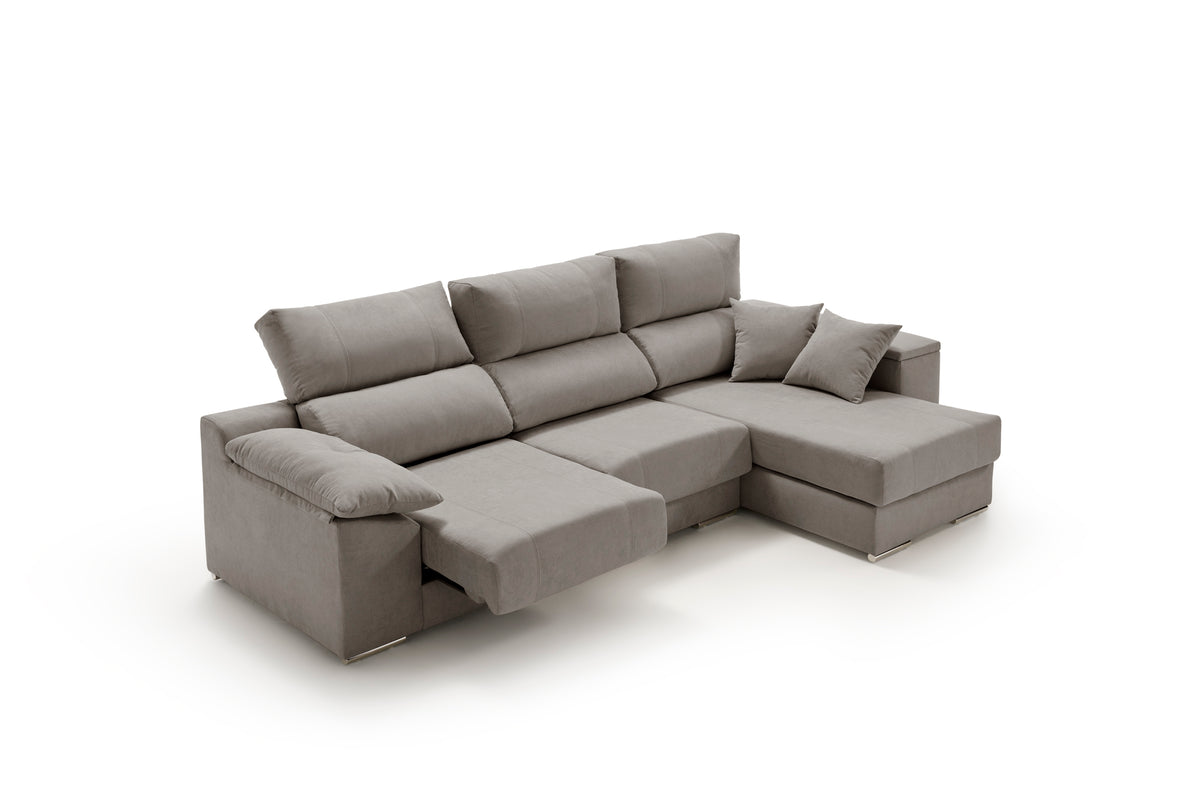 Chaise longue Corsa gris sobre fondo blanco con el asiento extraíble abierto
