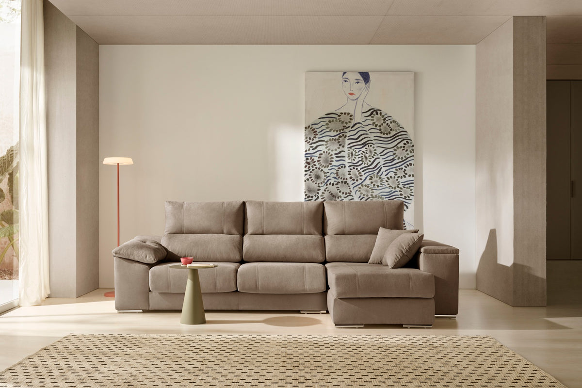 Chaise longue Corsa marrón en un salón